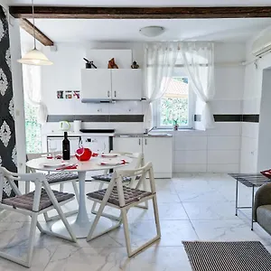 I Smile Apartment Split
